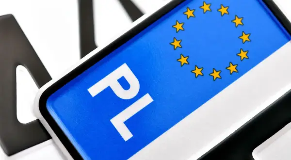 Tablice rejestracyjne PL. Zastanawiasz się, ile kosztuje przerejestrowanie samochodu? Sprawdź aktualne stawki.