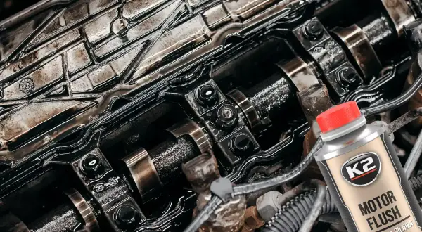 Zabrudzony silnik diesla i butelka płukanki silnika K2 Motor Flush. Czas na gruntowne czyszczenie!