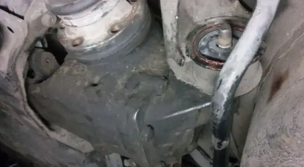 BMW E46: Stuki w dyferencjale? Wybierz i wymień tuleje jak ekspert.