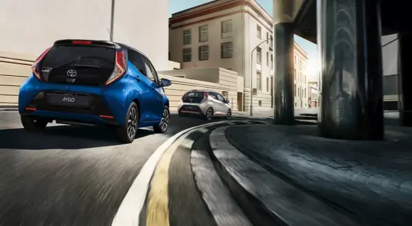 Dwa samochody Toyota Aygo jadące ulicą. Zastanawiasz się, ile pali Toyota Aygo?