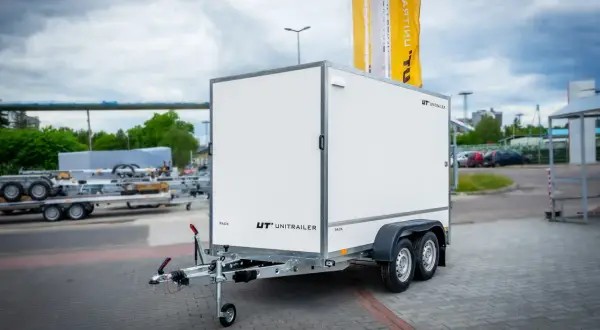 Nowa przyczepka sam. z zabudową, gotowa do rejestracji. Idealna do transportu.