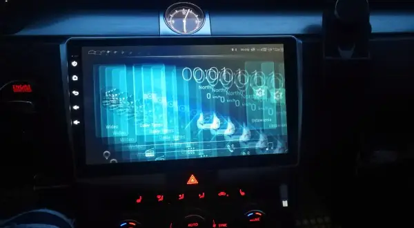 Ekran radia Android w samochodzie, wyświetla menu z opcjami "Wideo", "Daily Tunes" i "Ustawienia". Może to być pomocne, gdy zastanawiasz się, jak zresetować chińskie radio Android.