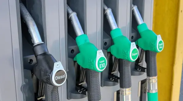Pistolety na stacji paliw: Diesel, Super E10, Super, Super Plus. Zastanawiasz się, jak spuścić paliwo z baku? Wybierz odpowiedni pistolet.