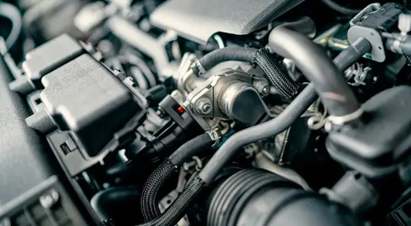 Zawiłe przewody i elementy silnika diesla, sugerujące nierówną pracę silnika diesel.