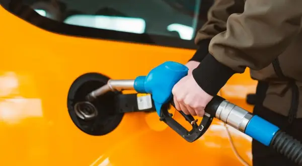 Tankowanie samochodu z nadzieją, że to nie przez słabe paliwo zapali się check engine.