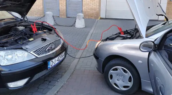 Słaba masa w samochodzie objawy: rozładowany akumulator, auto nie odpala. Podłączanie kabli rozruchowych między dwoma autami.