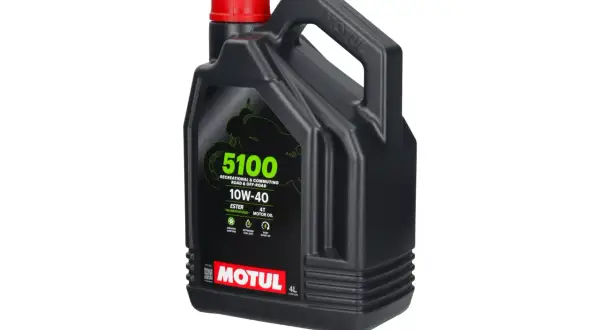 Czarna bańka z czerwonym korkiem, zawierająca 4 litry oleju Motul 5100 10W-40 do motocykli.