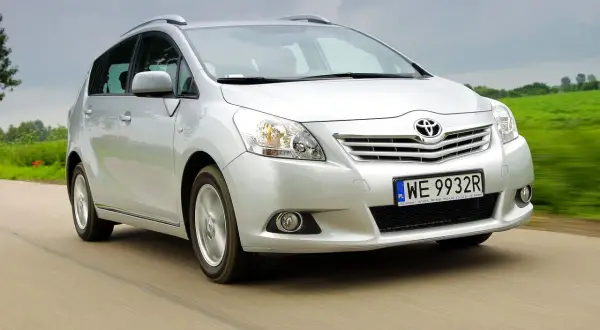 Srebrny Toyota Verso w ruchu. Rozważając toyota verso wady i zalety, warto zwrócić uwagę na jego praktyczność i komfort.