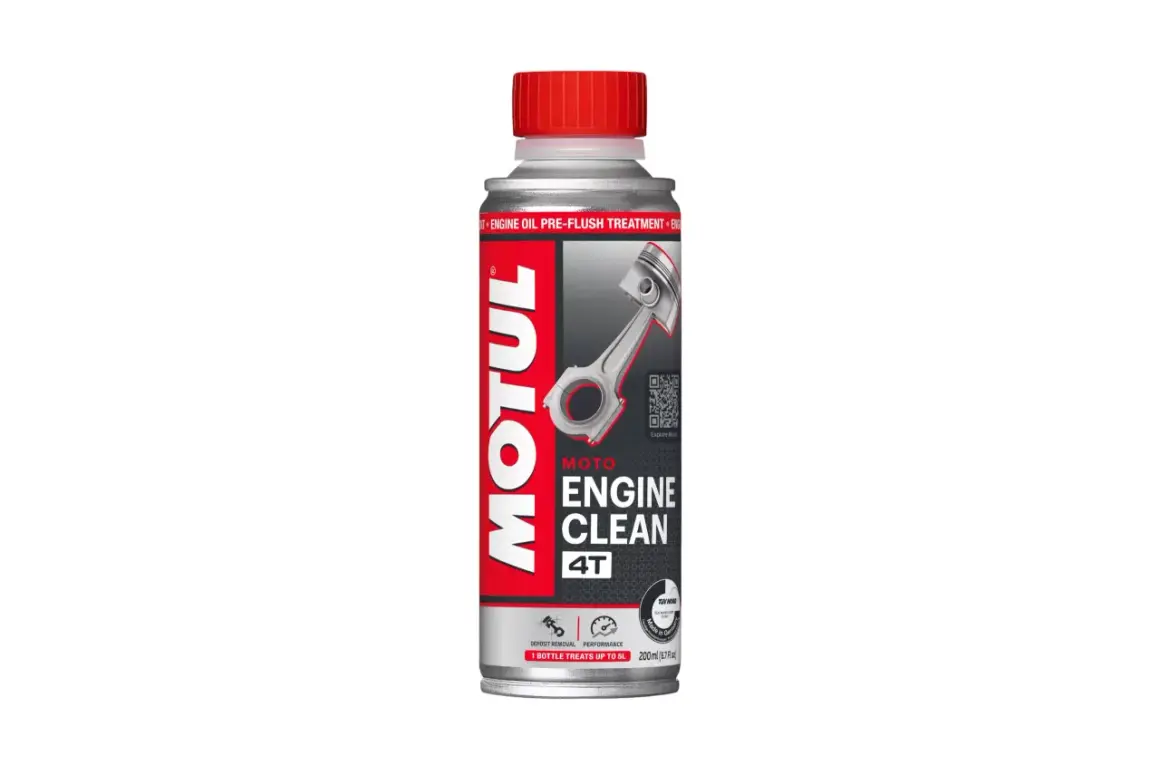 Butelka Motul Engine Clean 4T z tłokiem i korbowodem na etykiecie.