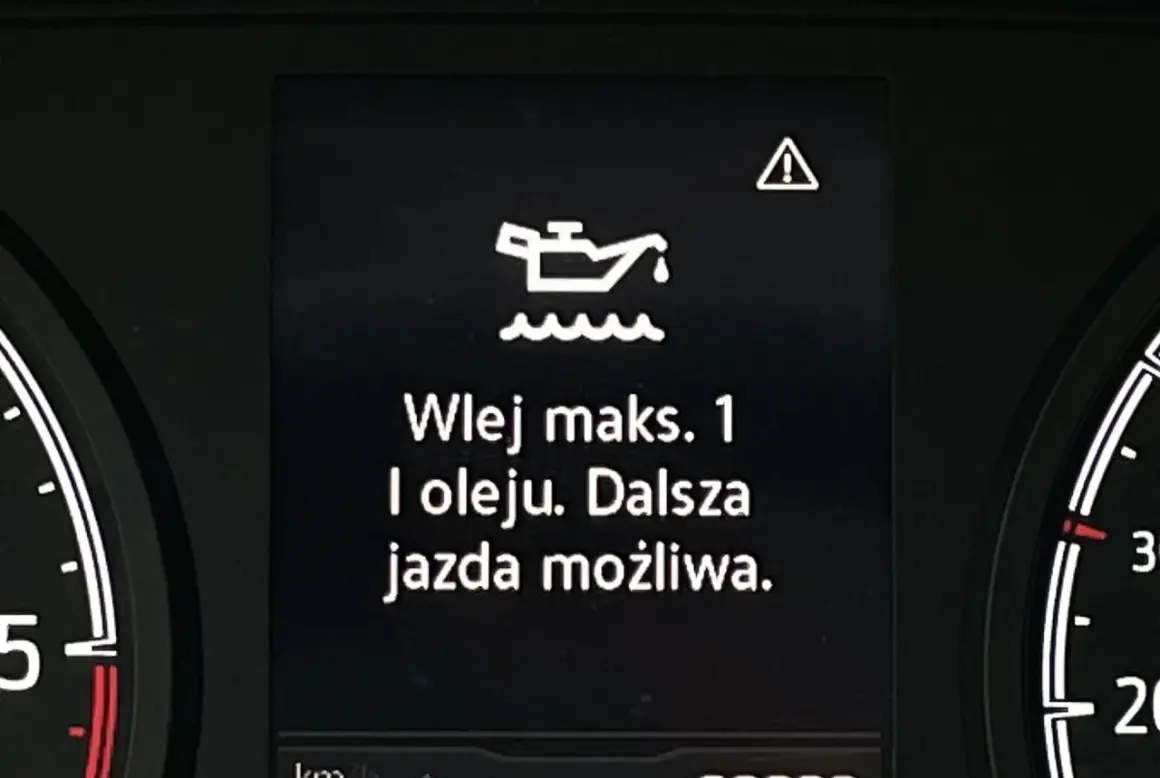 Na desce rozdzielczej świeci się kontrolka ciśnienia oleju z komunikatem "Wlej maks. 1 l oleju. Dalsza jazda możliwa.