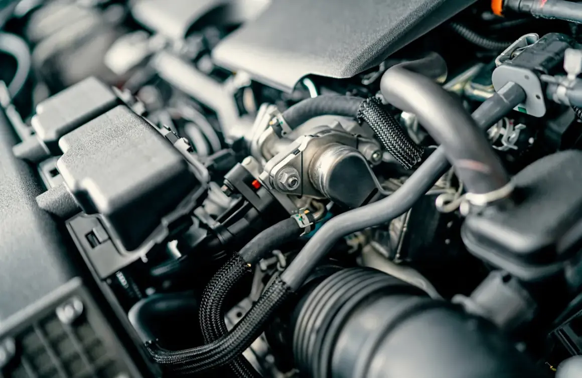 Zawiłe przewody i elementy silnika diesla, sugerujące nierówną pracę silnika diesel.