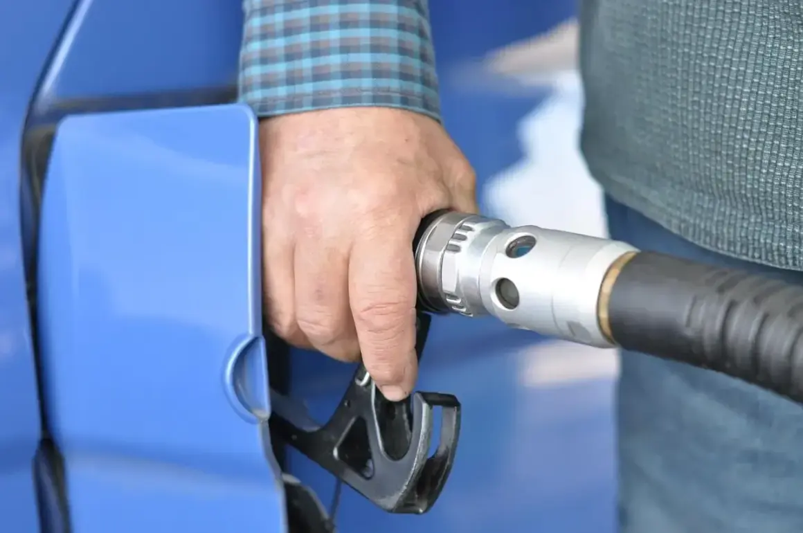 Dłoń trzymająca pistolet do tankowania LPG. Wymiana filtra gazu to ważny element dbania o samochód.