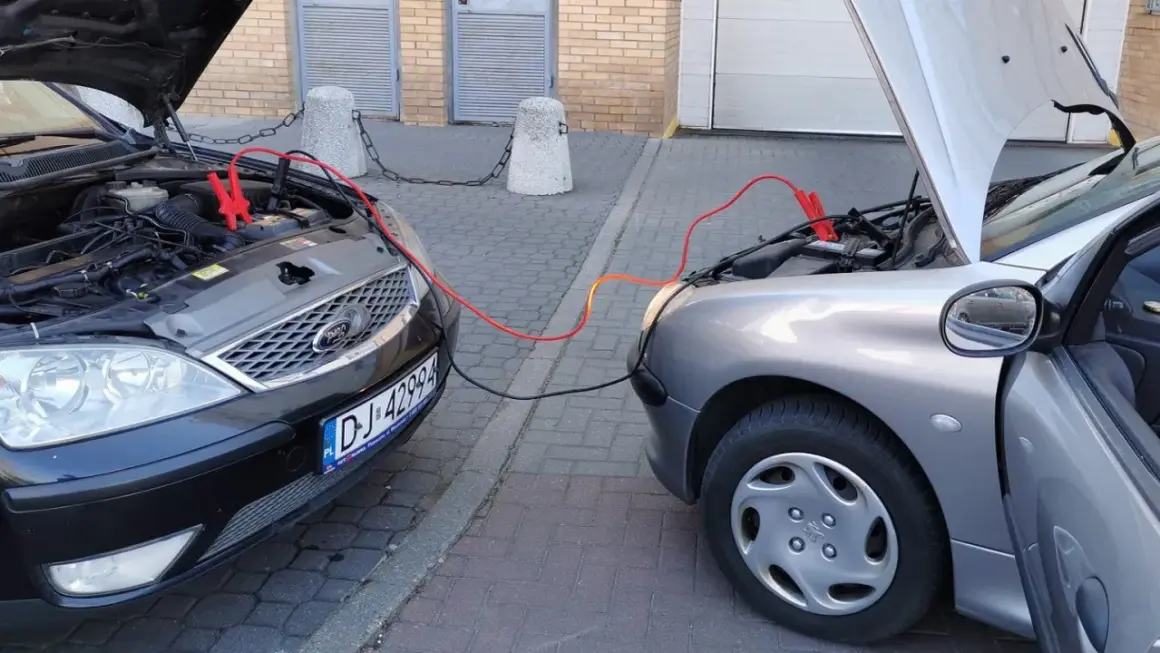 Słaba masa w samochodzie objawy: rozładowany akumulator, auto nie odpala. Podłączanie kabli rozruchowych między dwoma autami.