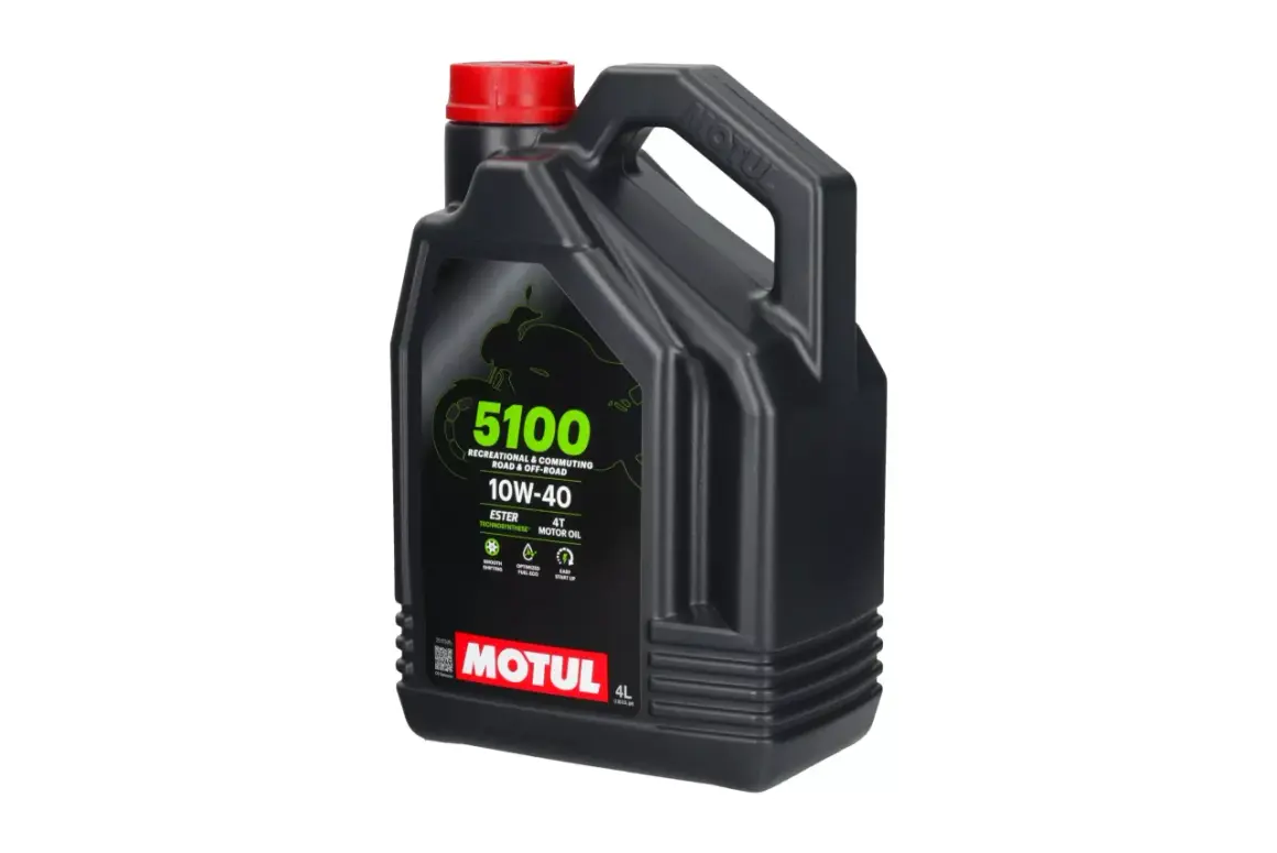 Czarna bańka z czerwonym korkiem, zawierająca 4 litry oleju Motul 5100 10W-40 do motocykli.