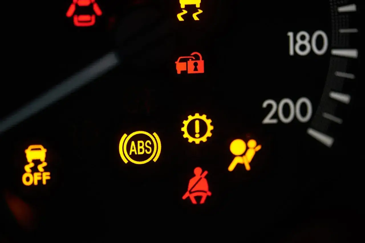 Kontrolka samochód z kluczykiem Opel oznacza problem z immobilizerem lub kluczykiem. Na desce rozdzielczej świecą się też inne kontrolki.