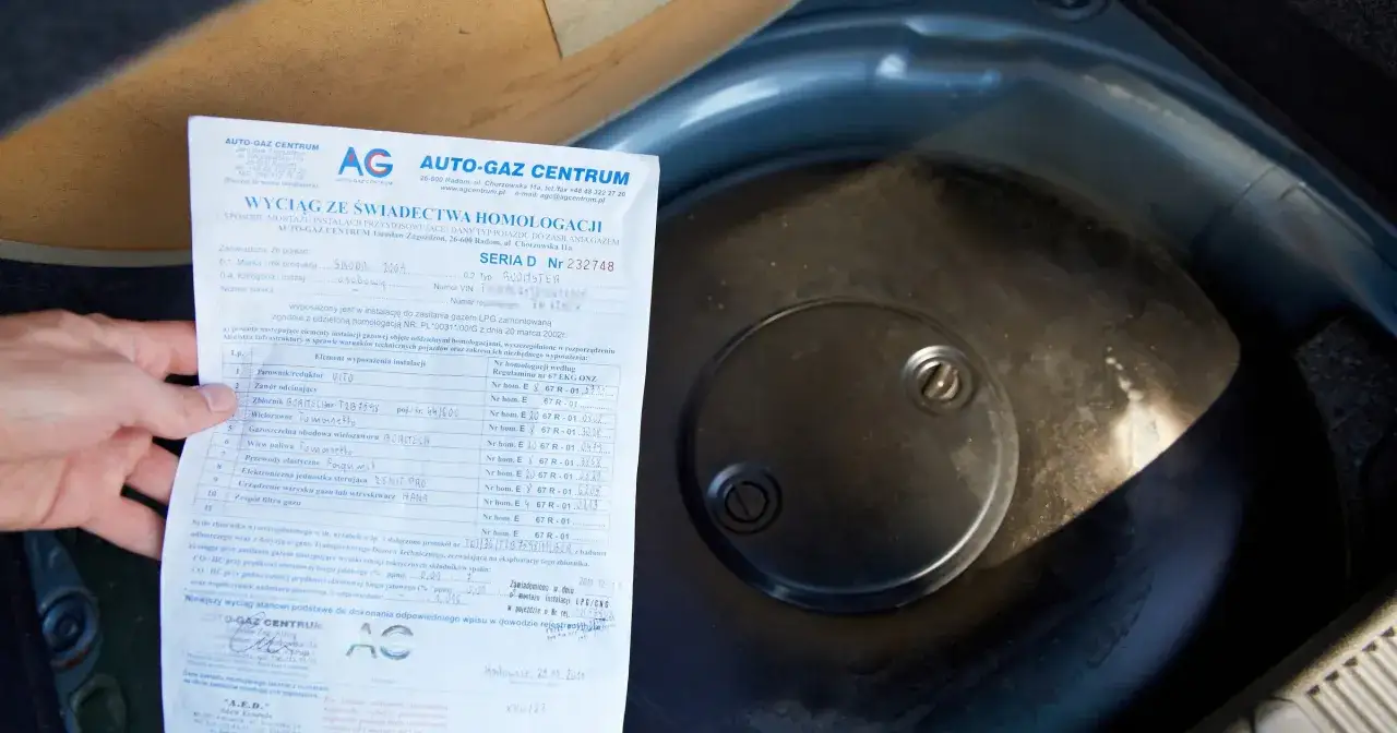 Używana butla LPG z papierami homologacyjnymi. Dokument potwierdza montaż instalacji gazowej w samochodzie.