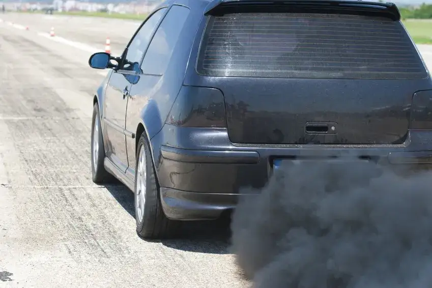 czarny dym z wydechu diesel