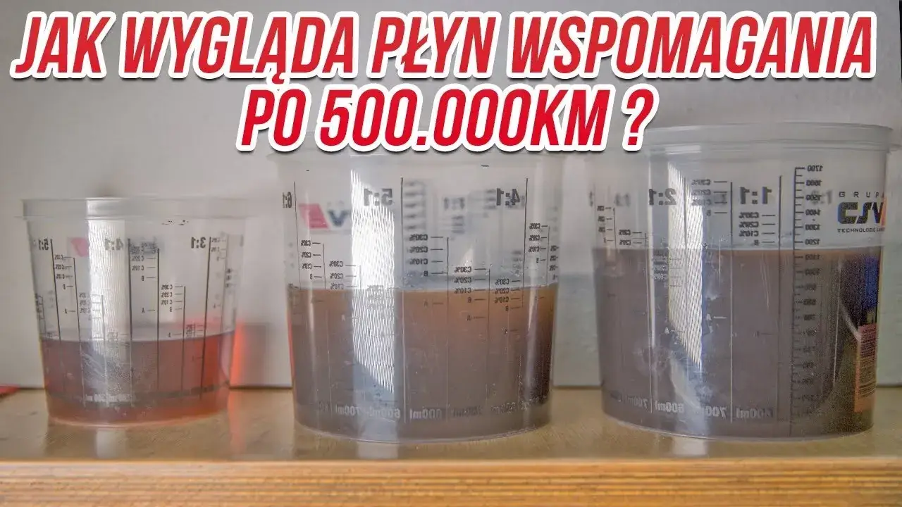 różne kolory płynów do wspomagania kierownicy