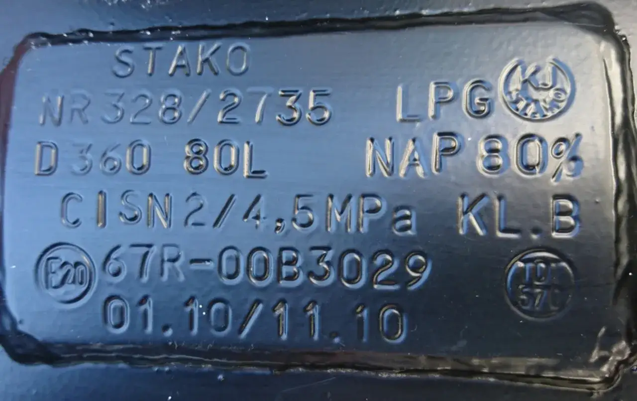 Tabliczka znamionowa używanej butli LPG z datą produkcji 11.10.10. Widoczne parametry: STAKO, NR 328/2735, D 360 80L, CISN 2/4,5MPa, KL.B, 67R-00B3029.