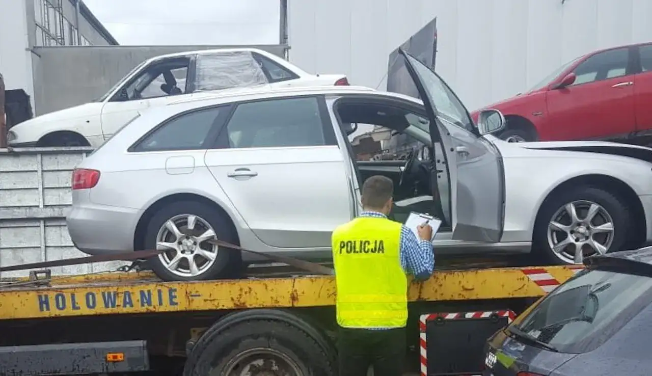 policjant kontroluje holowany samochód