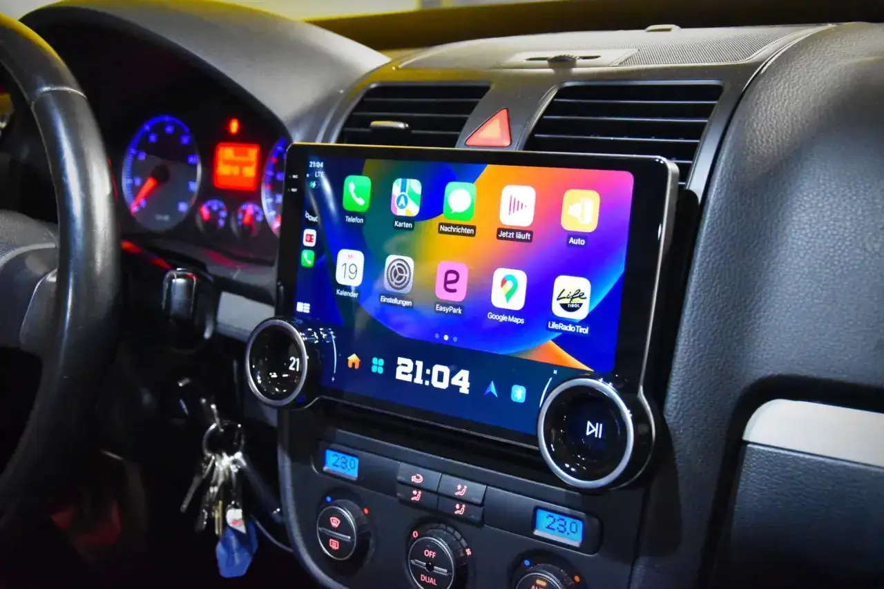 Nowoczesne radio samochodowe z ekranem dotykowym, na którym widać ikony aplikacji, w tym Google Maps i LifeRadio. To centrum multimedialne, które ułatwia podróżowanie, jak radio android auto.
