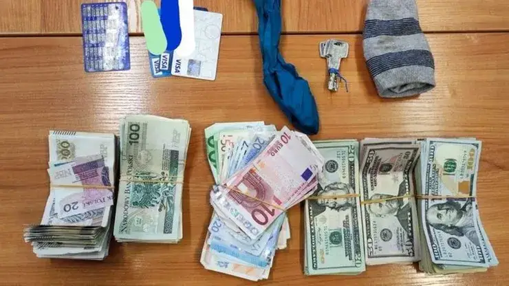 stos banknot&oacute;w i kluczyki do samochodu