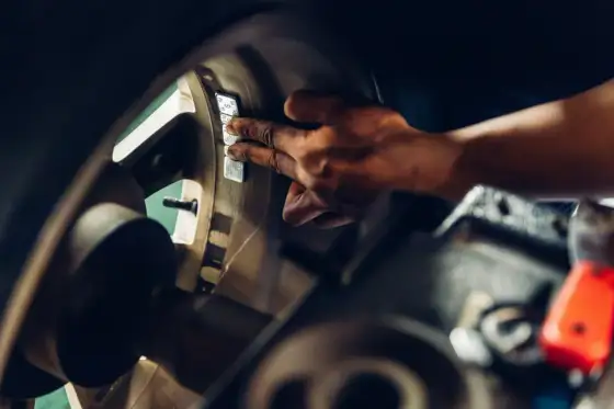 Drgania kierownicy przy 120 km/h? Poznaj przyczyny i rozwiązania