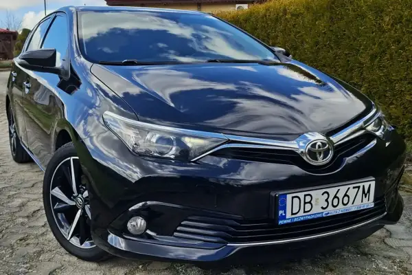 Lśniący czarny Toyota Auris z tablicą DB 3667M. Silnik pracuje cicho dzięki najlepszemu olejowi 5w30.