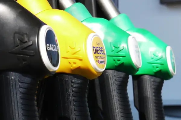 Dysze dystrybutorów paliwa: czarna (benzyna), żółta (Super Diesel) i zielone. Zastanawiasz się, ile waży litr benzyny?
