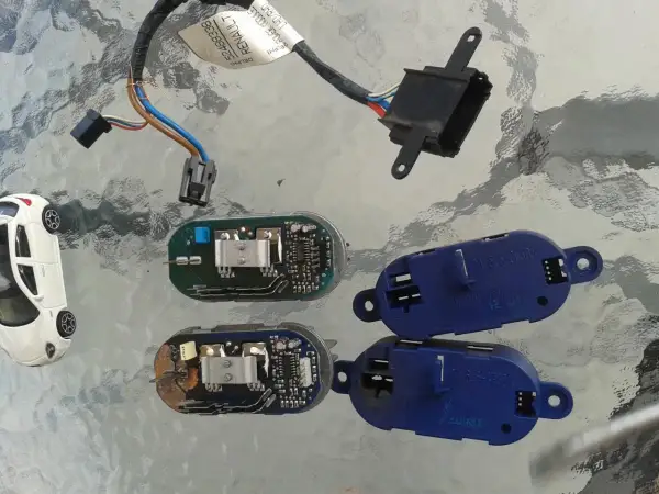 Elementy do sprawdzenia, jak sprawdzić rezystor dmuchawy: moduły elektroniczne, wiązka przewodów i złącze.