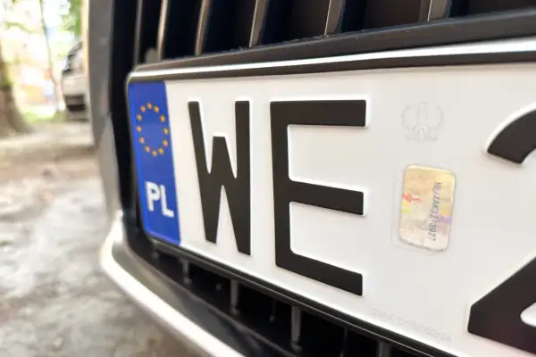 Nowe tablice rejestracyjne. Zastanawiasz się, ile kosztuje przerejestrowanie auta? Sprawdź!