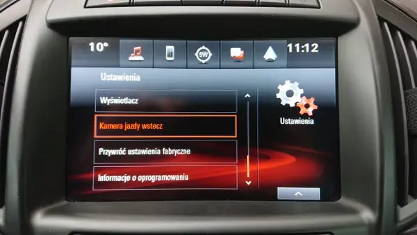 Menu ustawień radia w Oplu Insignia. Wybierz "Przywróć ustawienia fabryczne", aby zresetować radio w Insigni.