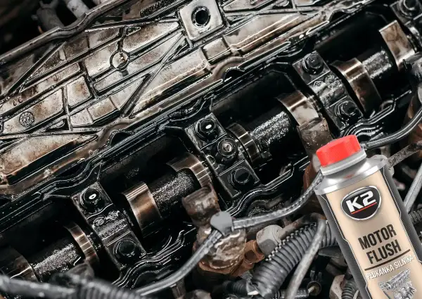 Zabrudzony silnik diesla i butelka płukanki silnika K2 Motor Flush. Czas na gruntowne czyszczenie!