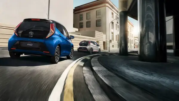 Dwa samochody Toyota Aygo jadące ulicą. Zastanawiasz się, ile pali Toyota Aygo?