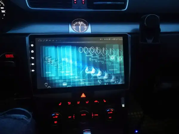 Ekran radia Android w samochodzie, wyświetla menu z opcjami "Wideo", "Daily Tunes" i "Ustawienia". Może to być pomocne, gdy zastanawiasz się, jak zresetować chińskie radio Android.
