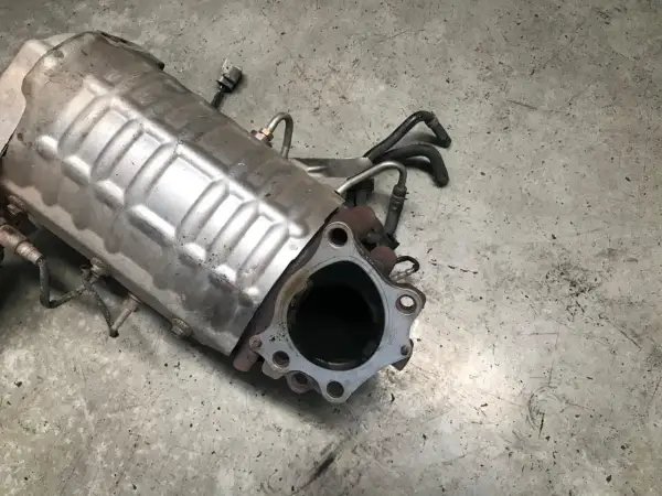 Filtr DPF Ford Focus MK2 z widocznymi przewodami. Zastanawiasz się, jak dolać płyn do DPF? Ten element jest kluczowy.