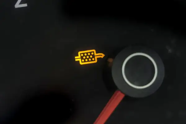 Kontrolka DPF świeci się na desce rozdzielczej Opla Insignii. Czas na regenerację, by dowiedzieć się jak wypalić DPF Opel Insignia.