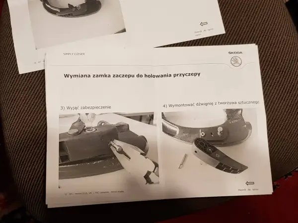 Instrukcja wymiana wkładki w haku holowniczym Westfalia. Pokazuje demontaż zabezpieczenia i dźwigni.