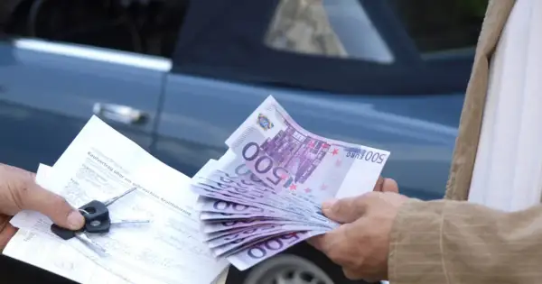 Transakcja kupna-sprzedaży auta z zagranicy: pieniądze, kluczyki i umowa. Czy handlarz musi zarejestrować samochód sprowadzony z zagranicy?
