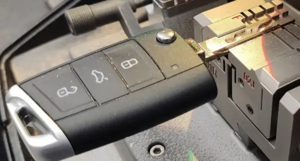 Kluczyk VW w maszynie do kopiowania. Dowiedz się, jak rozebrać kluczyk VW, by wymienić baterię lub obudowę.