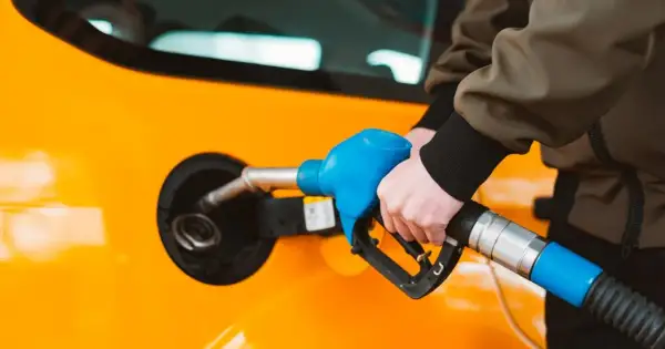 Tankowanie samochodu z nadzieją, że to nie przez słabe paliwo zapali się check engine.