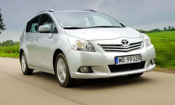 Srebrny Toyota Verso w ruchu. Rozważając toyota verso wady i zalety, warto zwrócić uwagę na jego praktyczność i komfort.